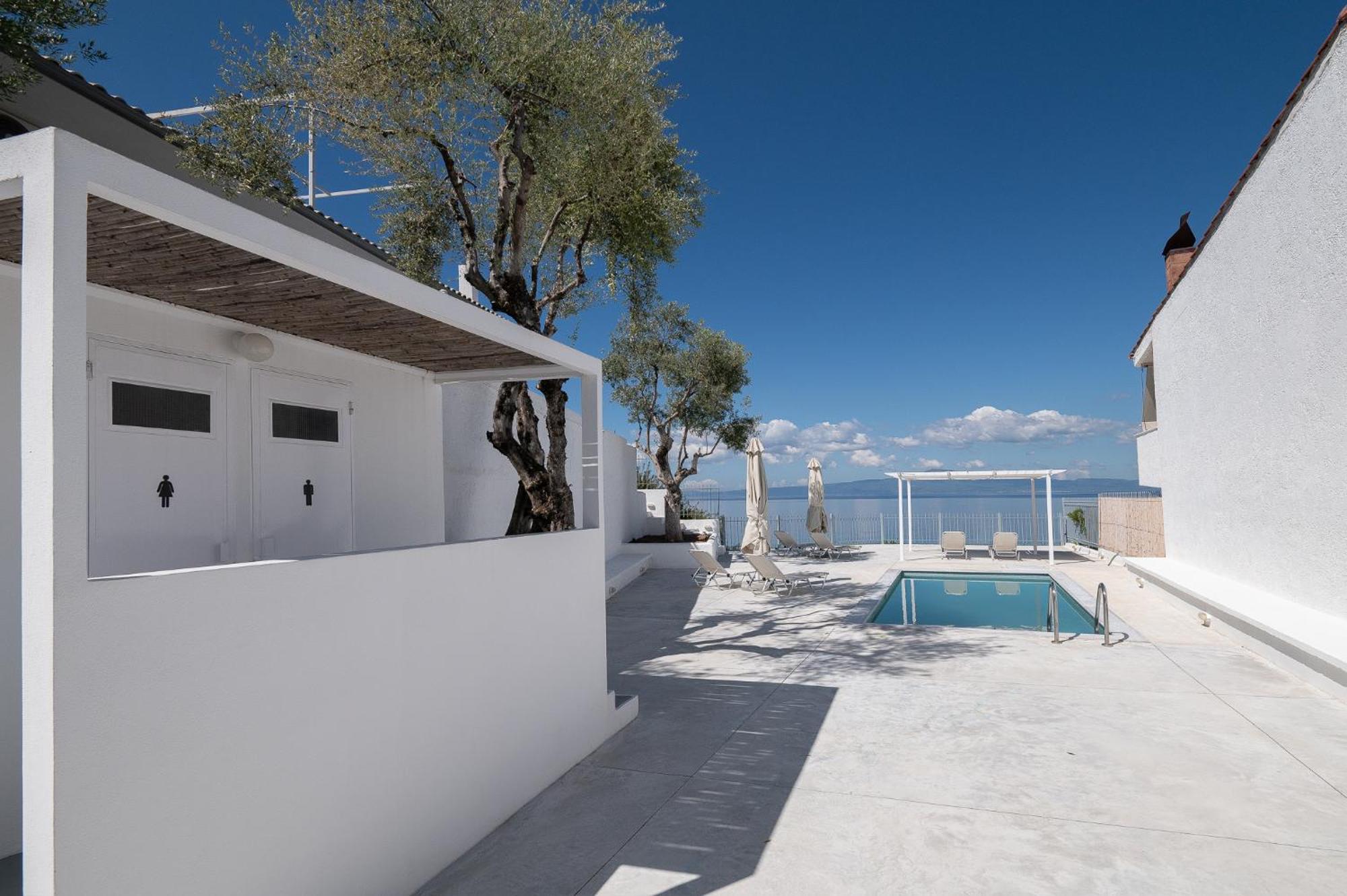 Pouletis Family Apartments - Akroyali Seaview Getaways 卡拉马塔 外观 照片