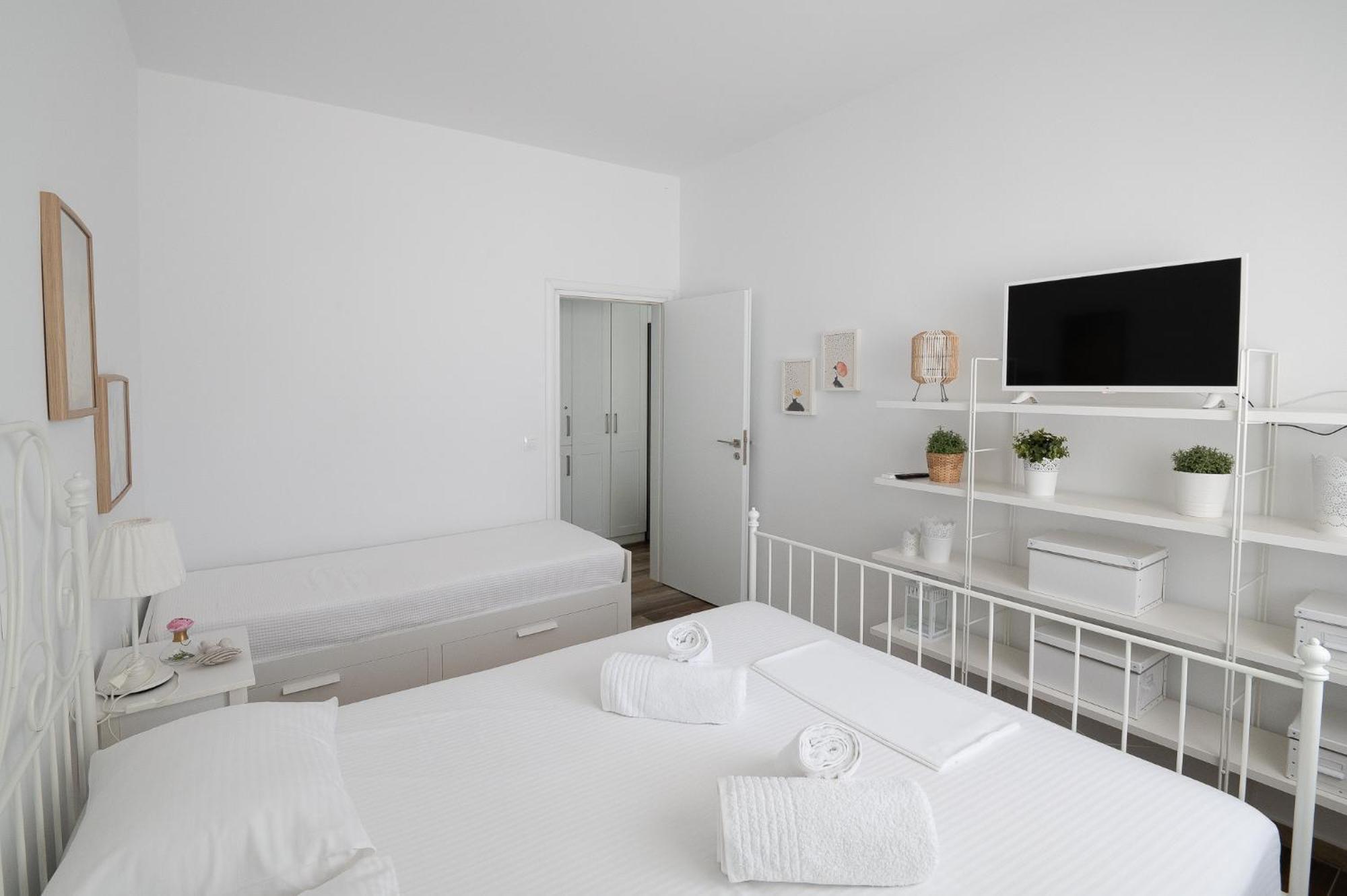Pouletis Family Apartments - Akroyali Seaview Getaways 卡拉马塔 外观 照片