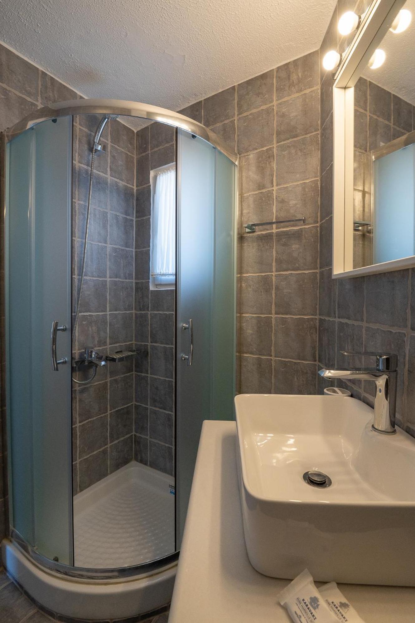 Pouletis Family Apartments - Akroyali Seaview Getaways 卡拉马塔 外观 照片