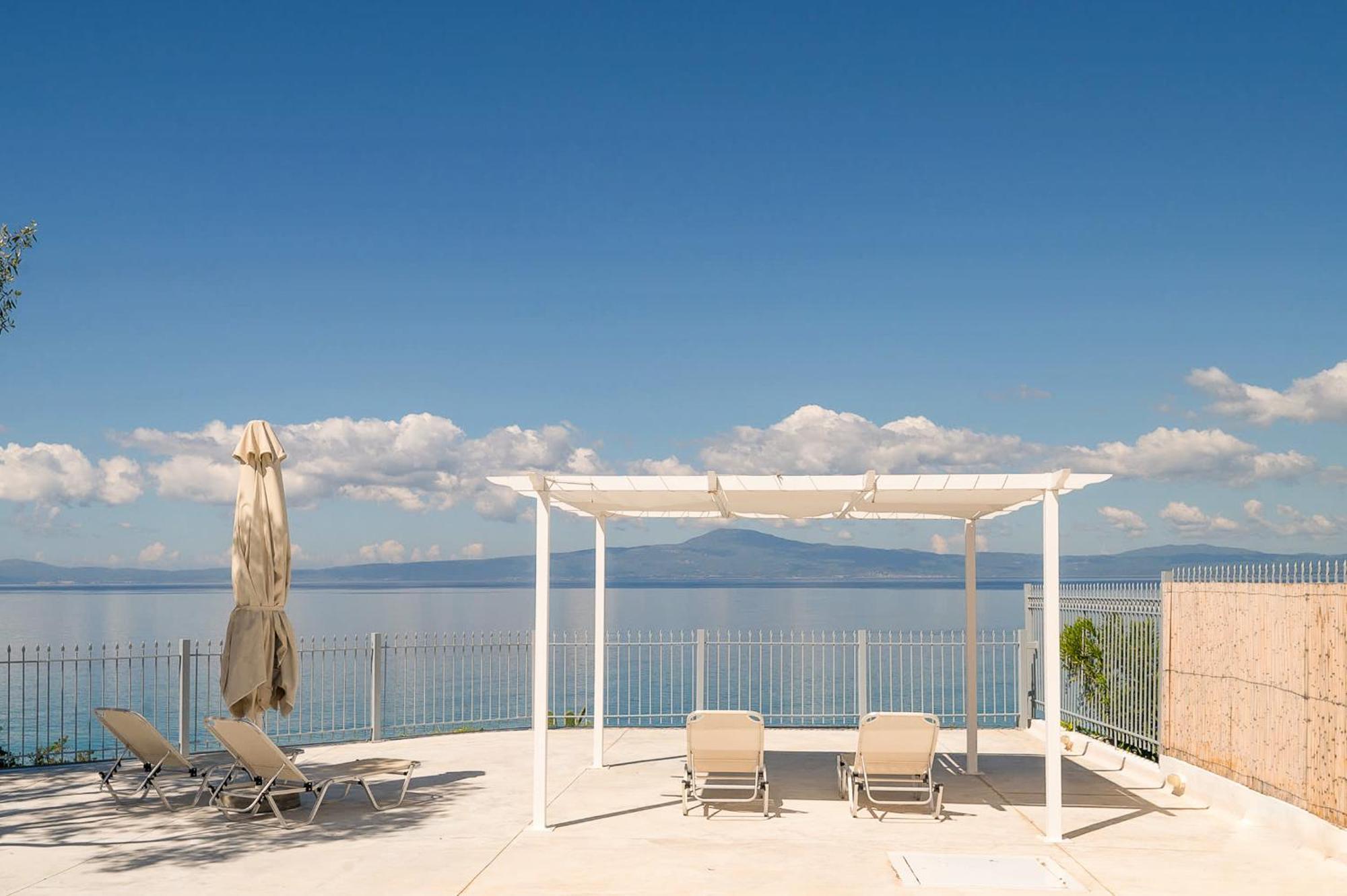 Pouletis Family Apartments - Akroyali Seaview Getaways 卡拉马塔 外观 照片